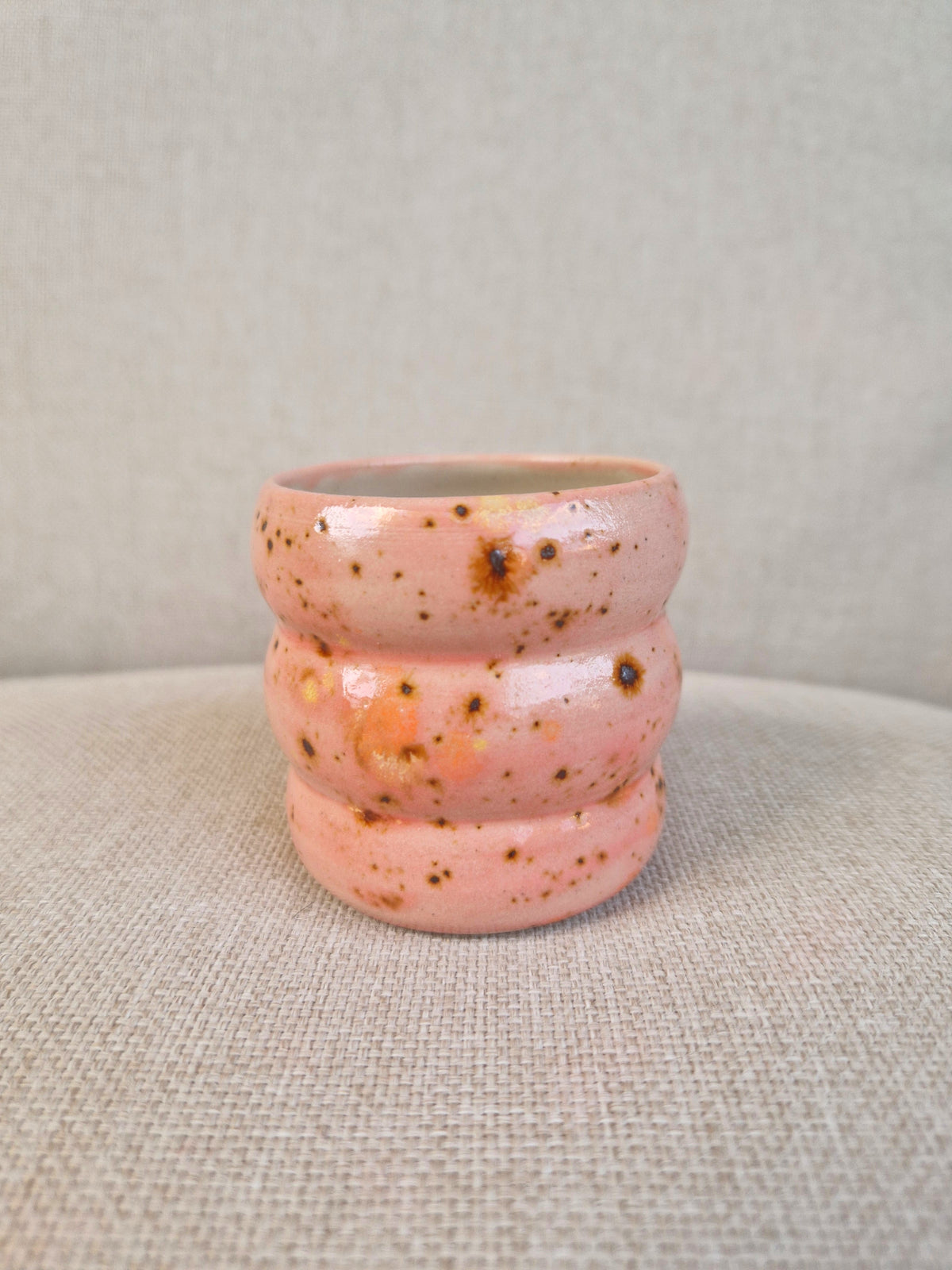 Tasse à café rose tâcheté