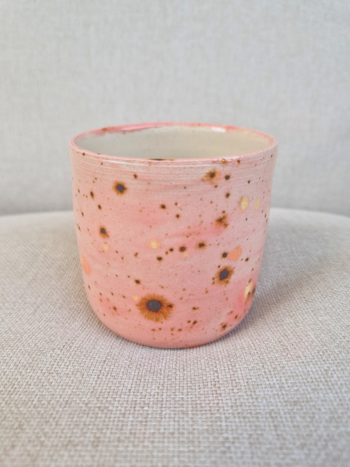 Tasse à thé rose tâcheté